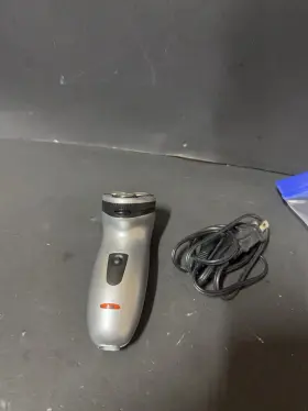 American Tourister 740275182642 Triple-head Rechargeable Shaver W Pop Up Trimmer Used