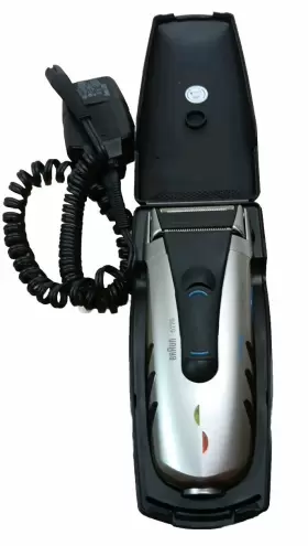 B855343 Braun 5775 Electric Cordless Rechargeable Shaver With Charger Case Tested Clean