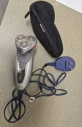 9170 Philips Norelco Smarttouch-xl Xl Electric Shaver - Used Discontinued Model 9170 Philips Norelco Smarttouch-xl Xl Electric Shaver - Used Discontinued Model