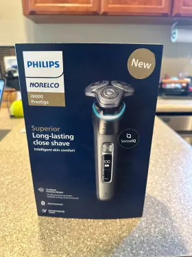 I9000 Philips Norelco New Prestige Rechargeable Wet And Dry Shaver With Charger