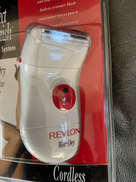 Rv550 Revlon Travel Size Wet/dry Cordless Shaver With Pouch Battery Operated New #2 Rv550 Revlon Travel Size Wet/dry Cordless Shaver With Pouch Battery Operated New #2