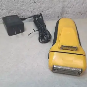 7061-100 Wahl Lifeproof Shaver With Charging Plug - Clean Works Great 7061-100 Wahl Lifeproof Shaver With Charging Plug - Clean Works Great